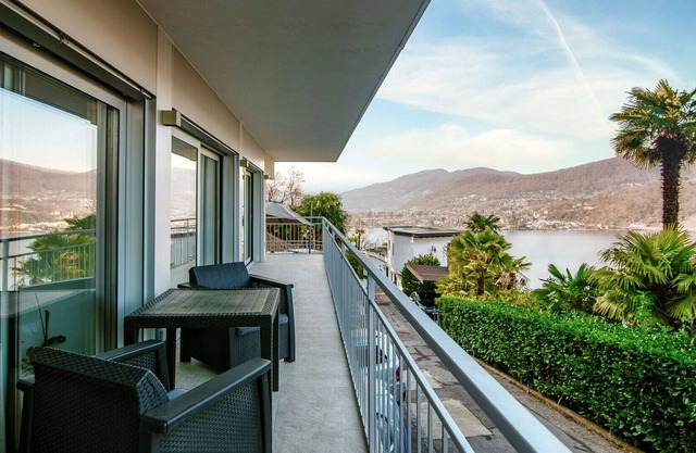 Elegant apartment with lake view balcony and terrace (MOLO 46)