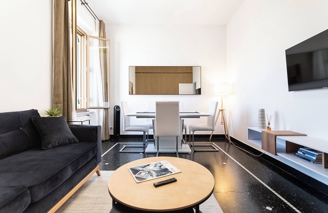 Elegant Apartment 5 Minutes from Downtown + City View