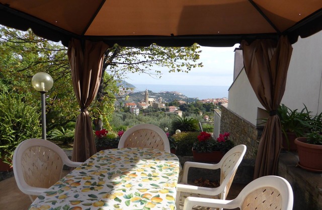 Elegant apartment, breathtaking sea view, garden, terrace, parking