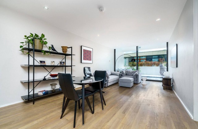 Elegant Apartment in Kingston Foreshore