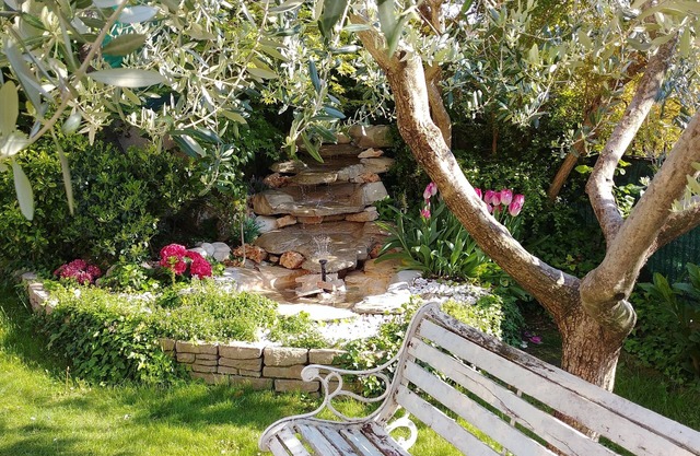 Elegant apartment in Bardolino with private garden and private pool.