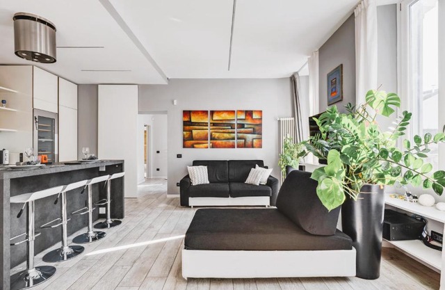 Elegant apartment in Milan center
