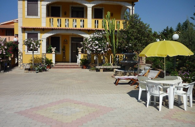 Elegant apartment in Villa Agrigento-Licata with sea view and private garden.