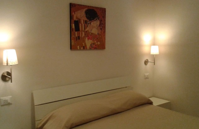 Elegant apartment near the sea. Geraniums. (CIS): FG07106032000019789