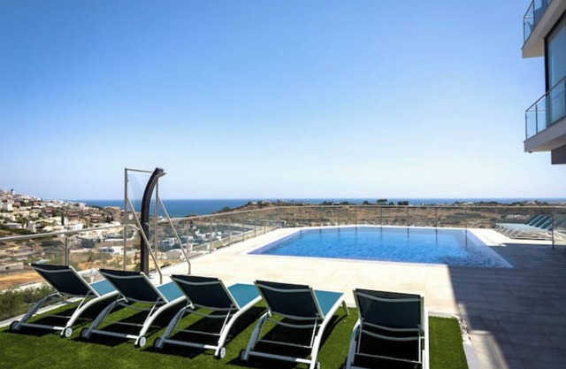 Elegant apartment overlooking the sea with infinity pool, beach 5 minutes away.