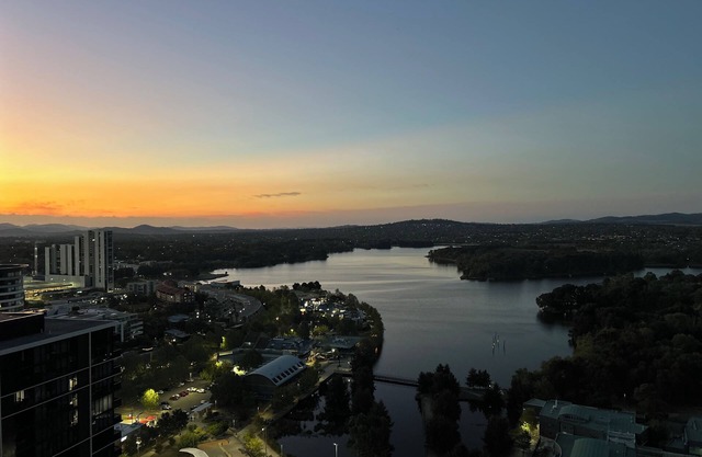 Elegant apartment with Skyline views. 5 min to Canberra university