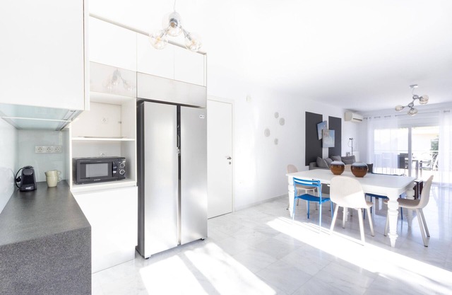 Elegant Coastal Haven: Fully Renovated 3-Bedroom Apartment