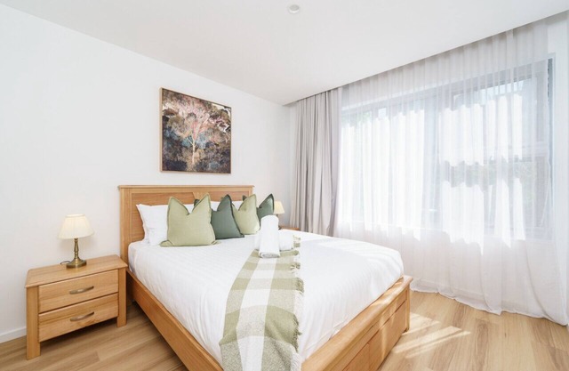 Elegant & Cosy Haven in Lively Kingston Foreshore
