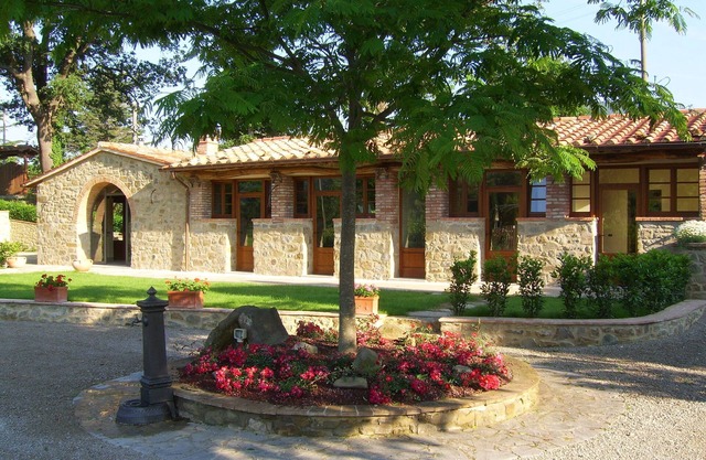 Elegant country barn in Cortona 2bed2bath with shared pool & gorgeous gardens