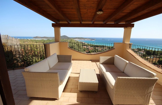 Elegant detached house with fantastic sea views, 7 minutes' walk from the sandy beach