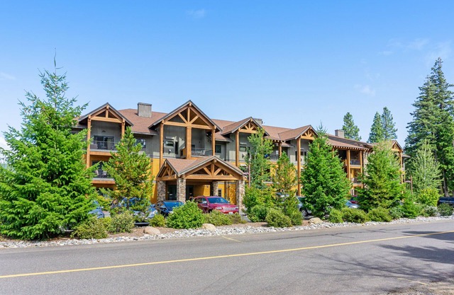 Elegant, dog-friendly retreat w/shared pool & fireplace - near trails