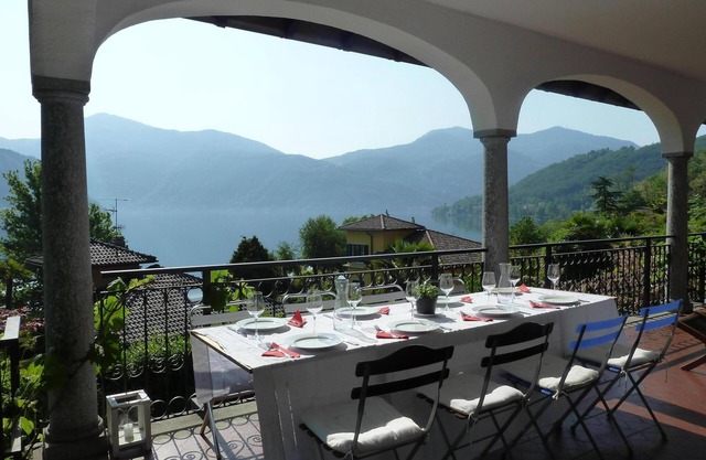 Elegant domicile with lake view, terrace, garden, private beach of the community