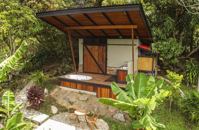 Elegant Eco Cabin: Jacuzzi, Nature, and Waterfalls.