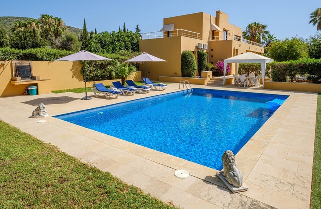 Elegant Villa with Pool, Jacuzzi, Garden, Terrace, Air-Conditioning & Wi-Fi