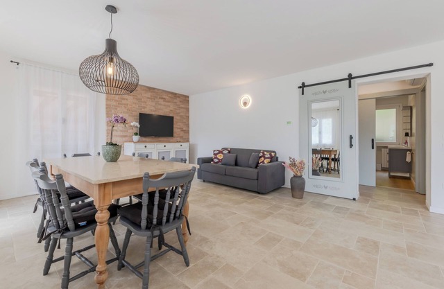 Elegant Euganean Hills apartment with garden view
