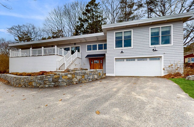 Elegant getaway with lovely deck, ocean & sunrise views, foosball & washer/dryer
