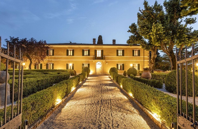 Elegant historic residence in the hills of Val d'Orcia