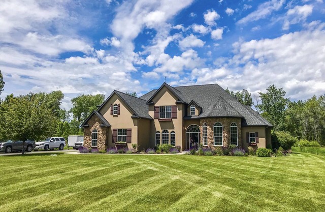 Elegant home on Gallatin river, minutes to downtown Bozeman