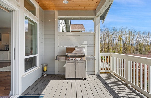 Elegant Home w/Office Space, Chef's Kitchen & Stunning Views: Blackstone Court