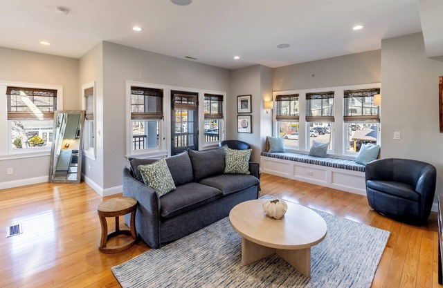 Elegant Home Walking Distance To Newport Harbor, Brenton Point and Downtown