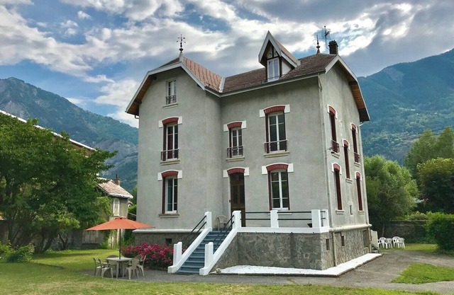 ELEGANT HOUSE WITH PRIME BOURG D’OISANS LOCATION - SLEEPS 12
