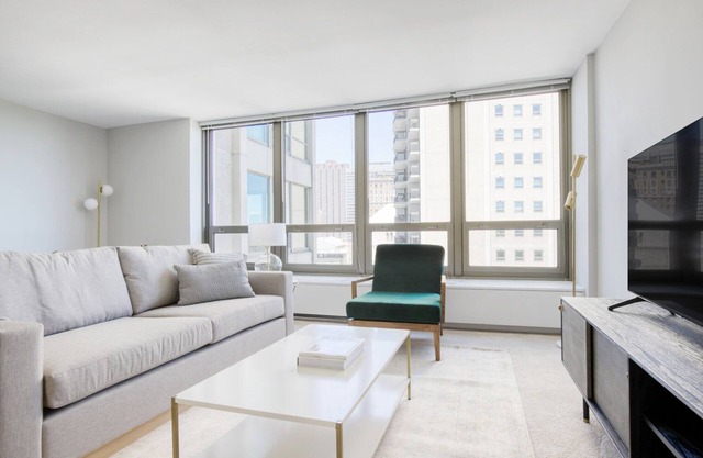 Elegant Lakeview 1BR w/Gym, Pool, 1 block to Lincoln Park, by Blueground
