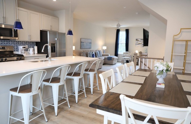 Elegant Luxury Townhome; Resort Community with Pools, Gym & close to Beaches