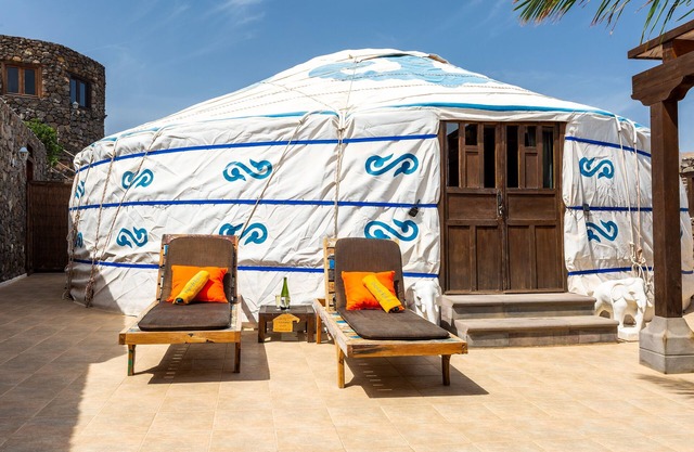 Elegant Luxury Yurt, Paradise by the Beach, ideal for family/couple, private kitchen/lounge/shower r
