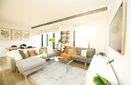 Elegant Melbourne Stay, Parking, Pool, Views
