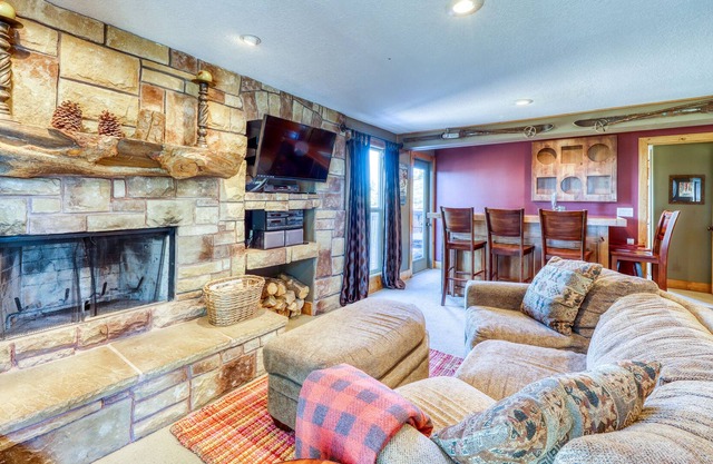 Elegant mountain-view ski-in/ski-out condo with hot tub access & ski storage