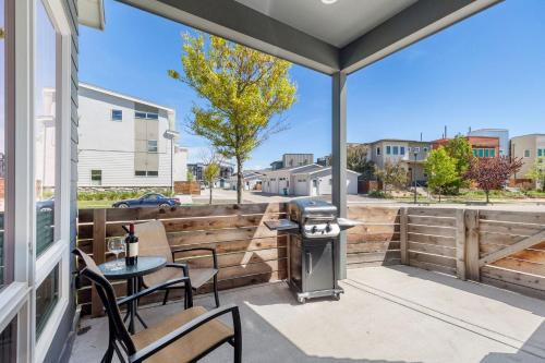 Elegant Oasis - Fireplaces, King Beds, Mtn Views!