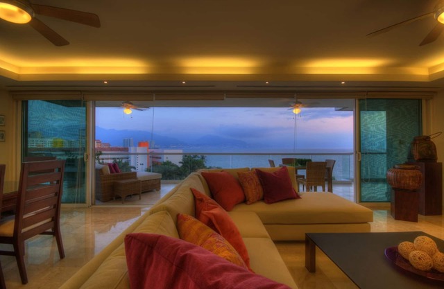 Elegant Ocean Front Condo! 4Br/4Ba