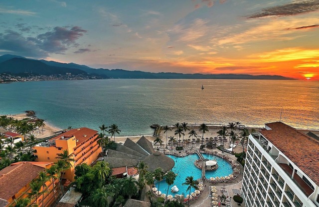 Elegant Oceanside Home, Panoramic Sea and City Views and Incredible Amenities