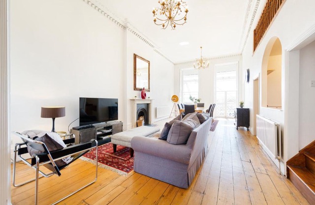 Elegant Period Clifton Balcony Apt - Simplycheckin