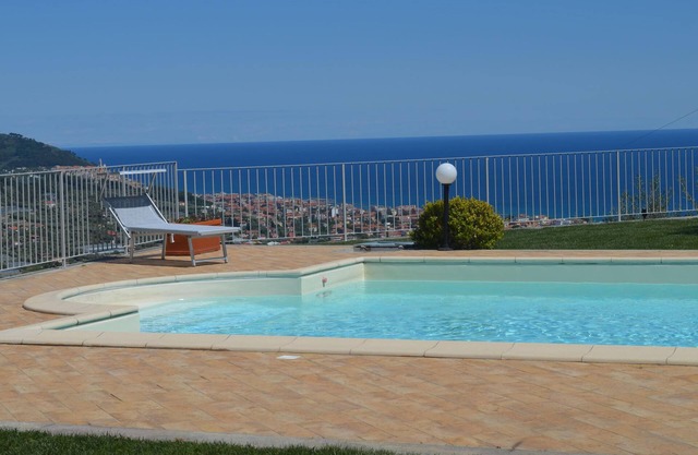 Elegant pool villa with fantastic sea view and garden
