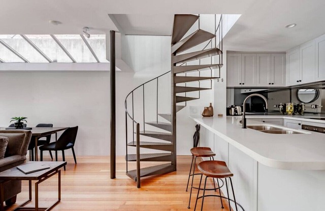 Elegant Renovated Terrace: Walk to Crown Casino & Markets