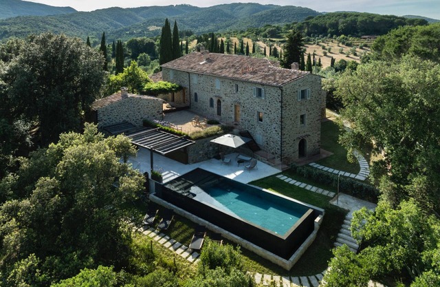 Elegant residence located on a tuscan hill with swimming pool and a tennis court