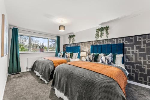 Elegant Retreat in Cheltenham - Garden & Parking Included