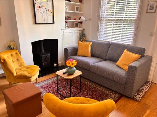 Elegant Riverside Cottage With Free Parking
