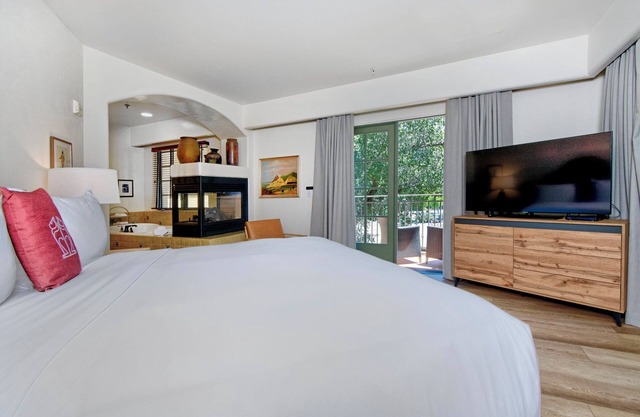 Elegant Room with Free Parking, Balcony & Outdoor Pool Near Santa Cruz