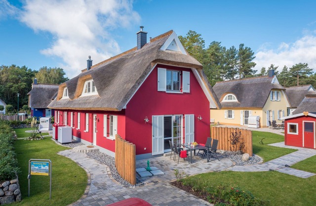Elegant semi-detached house with sauna, wood-burning stove and garden, close to the beach
