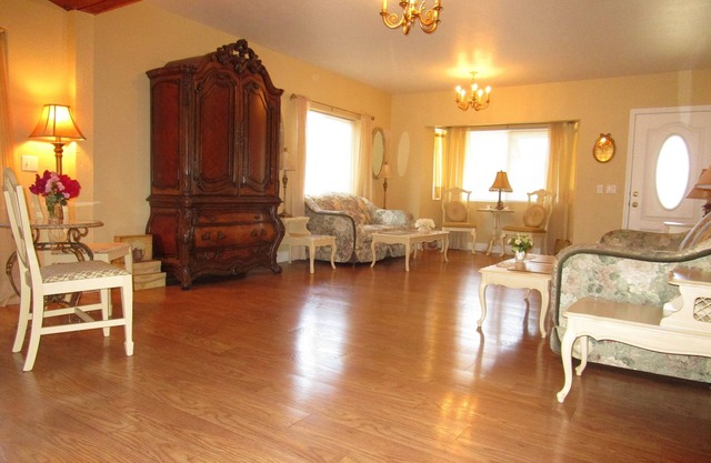 Elegant & Spacious Home! 5 Bed & 3 Bath, 15 min. to U of O, Sleeps 14, 174.00