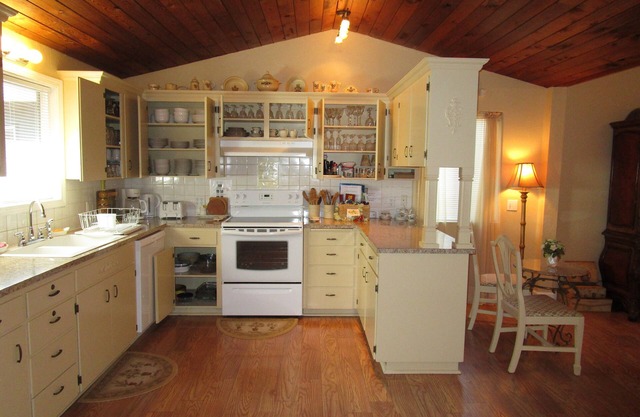 Elegant & Spacious Home, 5 Bed/3 Bath, Sleeps 14, 15 Minutes to U of O.