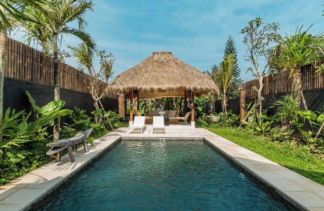 Elegant & Stylish villa only minutes to Ubud Market overlooking the rice paddies
