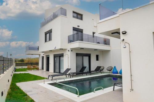 Elegant Stylish Villas with Shared Pool in Crete