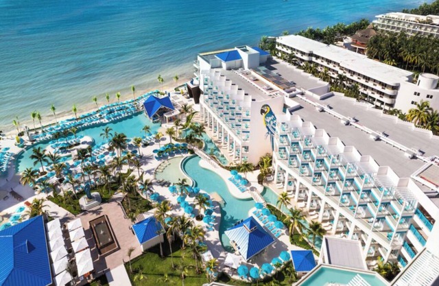 Elegant Suite w/King Bed, Private Balcony & Scenic Views ALL-INCLUSIVE