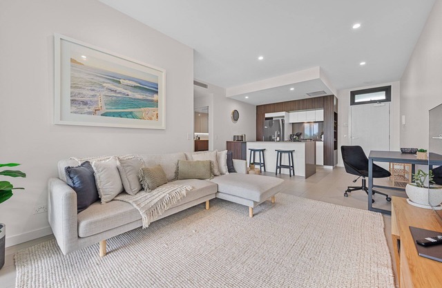 Elegant + Tranquil! 1Bed/1Bath/1Car ~ Hamilton