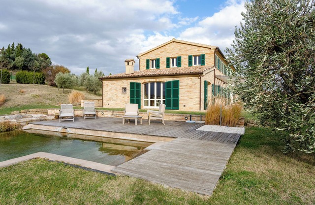 Elegant typical farmhouse with pool large wooded courtyard 10 minutes from Jesi