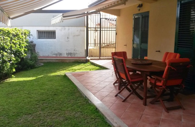 Elegant villa 100 m from the sea with garden. Ideal for a family