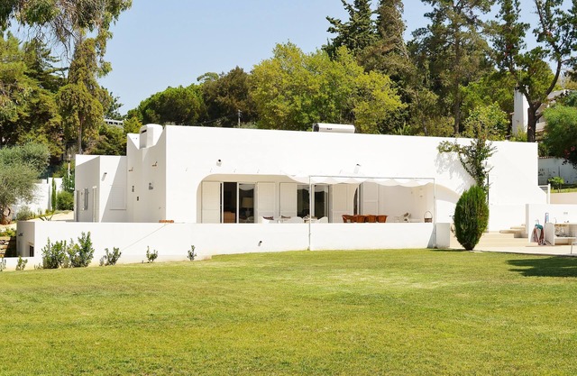 ELEGANT Villa - 5 bedrooms, located in quiet resort